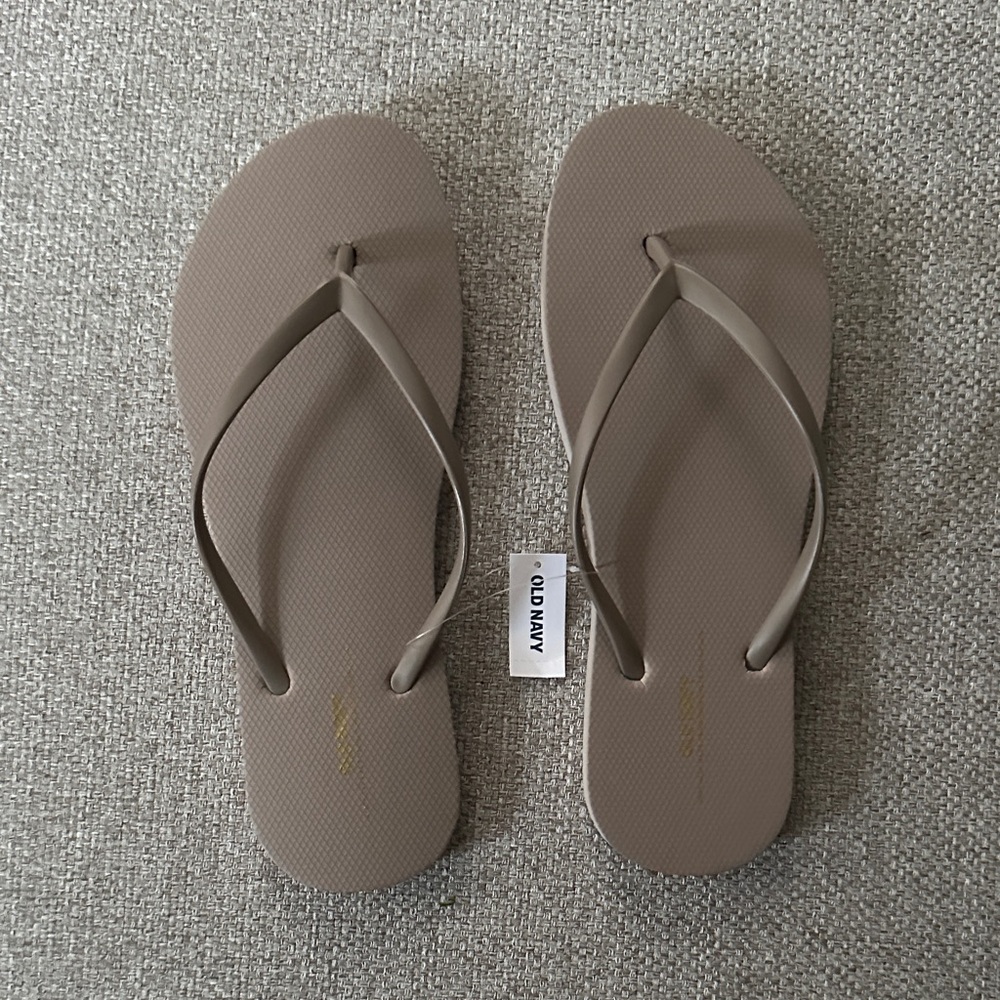 Old Navy flip flops NWT